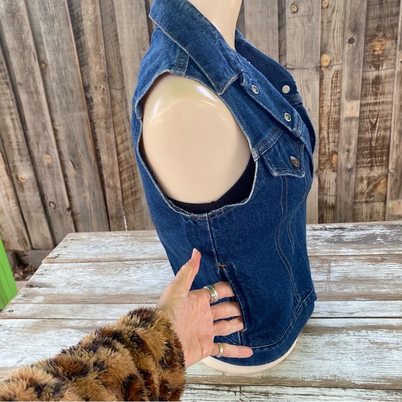Vintage 80s dark blue denim Levis vest, pockets, snap front, biker hottie, Small - Picture 12 of 15